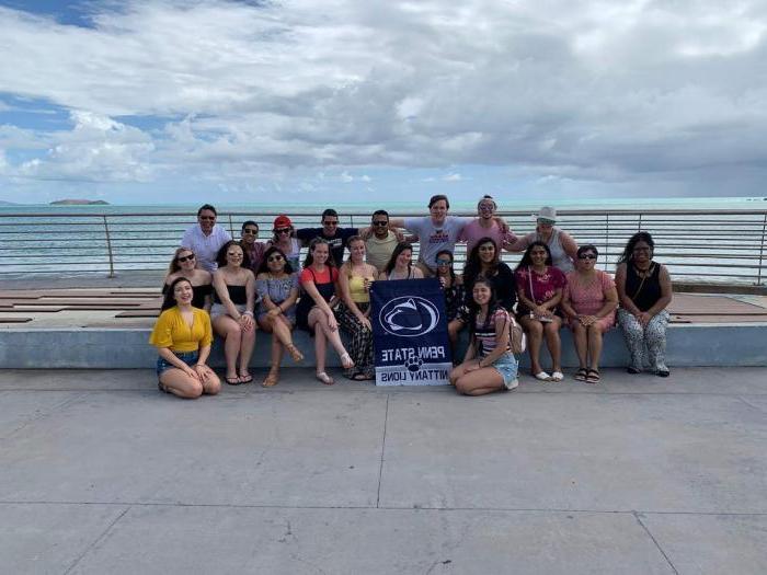 一群学生和教师在波多黎各的海洋前